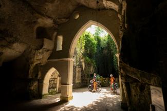 Cyclistes dans les troglodytes de Souzay-Champigny