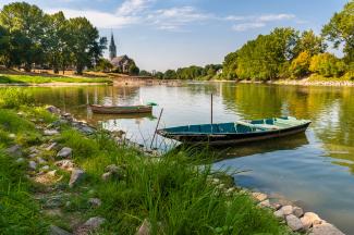 Vue sur la Loire et l'église Saint-Maurille à Chalonnes-sur-Loire