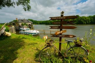 Péniche à l'écluse de la Roussière