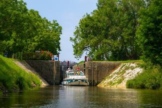 Péniche passant l'écluse de Montreuil-Juigné