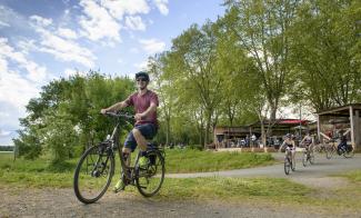 Cyclistes à la Guinguette en Rouge et Loire