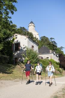 Randonneurs avec l'abbatiale de St Florent le Vieil en hauteur
