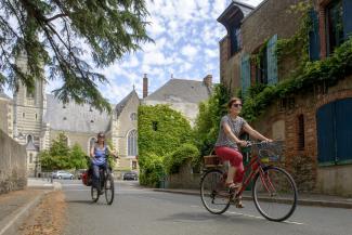 Couple à vélo à Saint-Aubin-de-Luigné