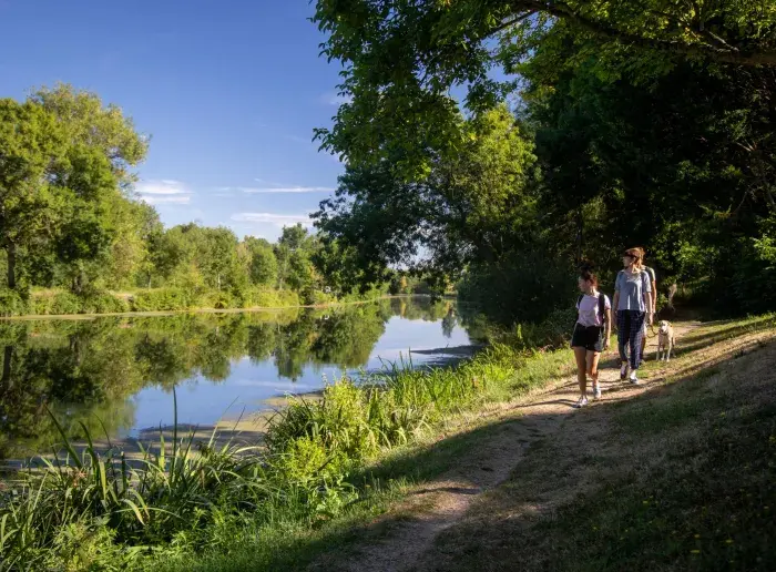 Randonneurs en bord de Sarthe