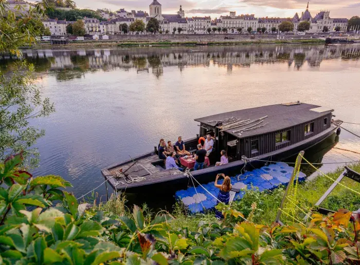 Toue sur la Loire en face du château de Saumur