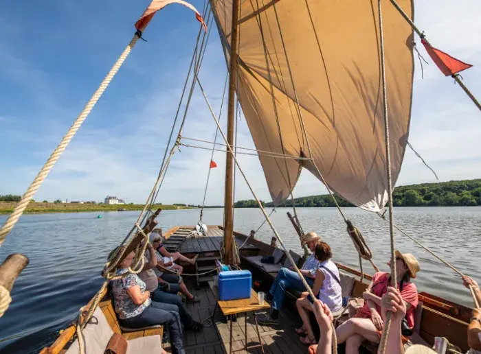 Groupe sur un bateau traditionnel sur la Loire