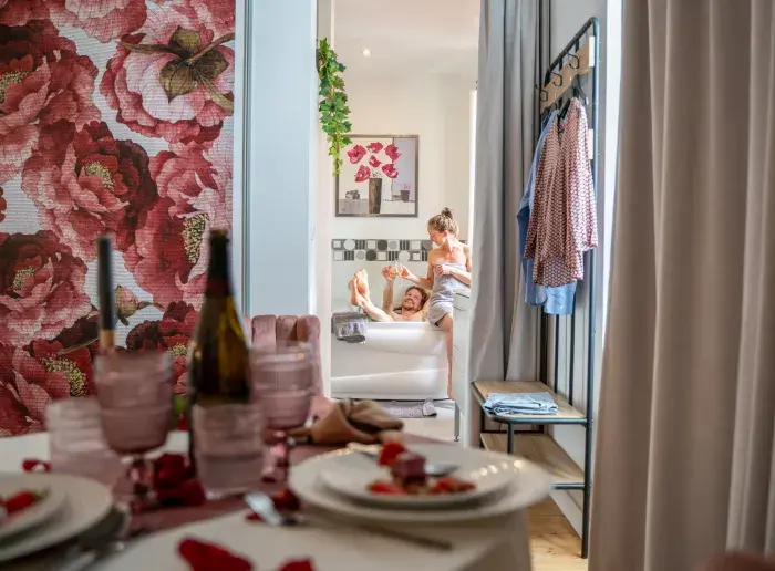 Couple dans la salle de bain pour la Saint-Valentin